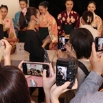 募金活動をする生徒たちを、ファンがカメラを手に見守った＝宝塚市栄町１、宝塚大劇場