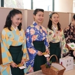 ４年ぶりとなる「すみれ募金」で寄付を呼びかける宝塚音楽学校の生徒たち＝宝塚市栄町１、宝塚大劇場