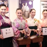 ４年ぶりとなる募金活動を終え、取材に応じる宝塚音楽学校の１１０期本科生＝宝塚市栄町１、宝塚大劇場