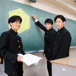 高校分野の解法を使って円周率の新しい求め方を証明した（左から）中山啓太さん、丸尾祐希さん、田中陸人さん、宮本陣弥さんと指導した宮寺良平教諭＝西宮市高座町