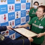 署長感謝状を受け取る「セブン－イレブン尼崎杭瀬本町東店」マネジャーの笠井友子さん（右）＝尼崎市潮江５、尼崎東署