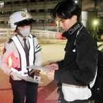 通行人に情報提供を呼びかける兵庫県警の捜査員＝２３日深夜、川西市栄根２