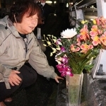 小瀬秋雄さんが何者かに刃物で刺された現場を訪れた母の盛山時枝さん＝２３日深夜、川西市栄根２