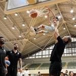 ファン感謝祭で子どもたちと交流する西宮ストークスの選手ら＝西宮市立中央体育館
