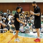 日本語と英語の伝言ゲーム。コミカルなやりとりに笑いが起きた＝西宮市立中央体育館
