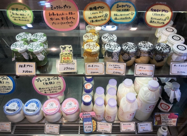 牛乳やプリン、ヨーグルトが並ぶショーケース。全国発送も受け付けている＝宝塚市南口２、たからづか牛乳宝塚南口店