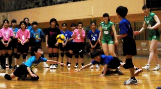 選手の力強いアタックを受ける子ども＝宝塚市小浜１