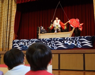 浜脇中学校生徒会のメンバーが披露した人形浄瑠璃＝西宮市浜脇町