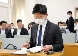 尼崎市議会政治倫理審査会の第２回会合に出席した光本圭佑市議＝尼崎市東七松町１、尼崎市議会第１委員会室