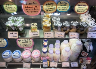 牛乳やプリン、ヨーグルトが並ぶショーケース。全国発送も受け付けている＝宝塚市南口２、たからづか牛乳宝塚南口店