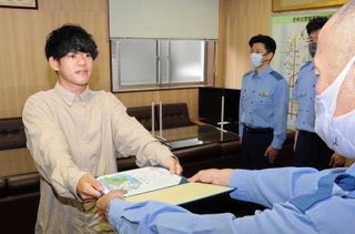 橋から飛び降りようとした女性を助け、のじぎく賞を受けた道林唯斗さん＝尼崎北署