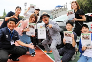 イベント会場でクラウドファンディングをＰＲする矢野勝也さん（中央）ら＝尼崎市西長洲町１