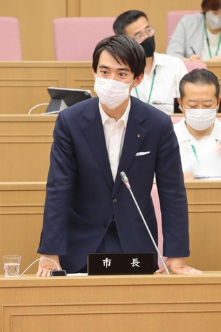 初の一般質問で答弁する高島崚輔市長＝芦屋市精道町