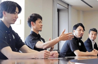 戦績報告のため西宮市役所を訪れた西宮ストークスの（左から）金田龍弥選手、道原紀晃主将、森山知広ヘッドコーチ、北村正揮代表＝西宮市六湛寺町