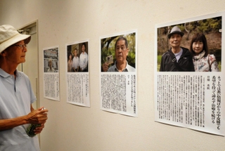 石綿患者や家族の写真が並ぶ会場＝尼崎市昭和通２