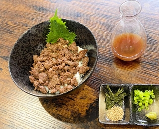 ひょうごジビエコンテストで最優秀賞に選ばれた「鹿肉のひつまぶし」（提供）