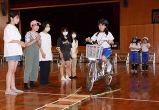 卒業生が見守る中、練習に励む児童＝春風小学校