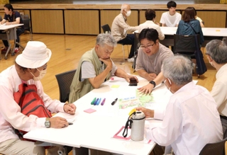 新たな公園について話し合う地域住民ら＝尼崎市大島３