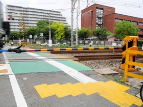 エスコートゾーンが設けられた尼崎市教育・障害福祉センター近くのＪＲ神戸線東七ツ松踏切＝尼崎市東七松町１