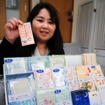 点字紙を使った製品のデザインを手がけた西田佳代子さん＝芦屋市公光町