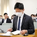 尼崎市議会政治倫理審査会の第２回会合に出席した光本圭佑市議＝尼崎市東七松町１、尼崎市議会第１委員会室