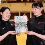 マップでいちおしの店を紹介する塩出仁美選手（左）と高橋茉莉奈選手＝宝塚市内