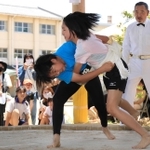 全力をぶつけ合う小学生力士たち＝今津小学校