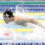 競泳男子２００メートルバタフライで力強く泳ぐ選手＝尼崎スポーツの森
