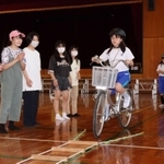 卒業生が見守る中、練習に励む児童＝春風小学校