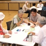 新たな公園について話し合う地域住民ら＝尼崎市大島３