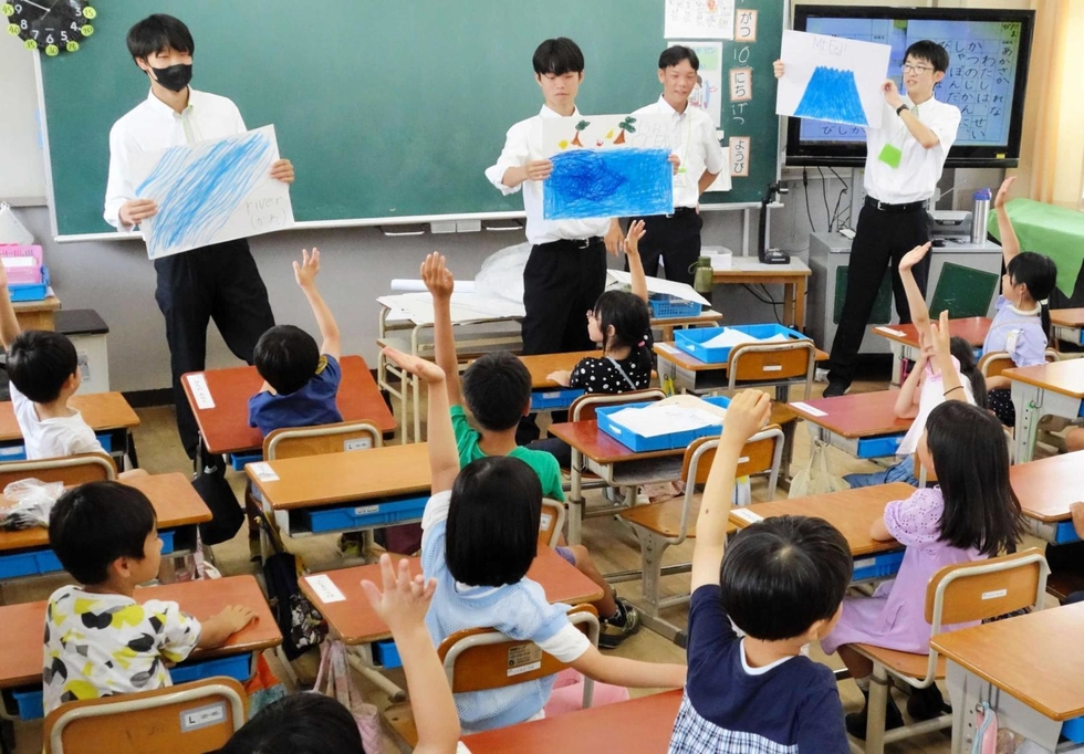 文芸の授業 小学校3年 (4) 鳴尾高生が鳴尾北小で出前授業 高校生が伝える英語の楽しさ 歌や