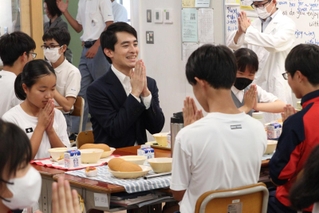 生徒と一緒に給食を食べる高島崚輔市長＝山手中学校