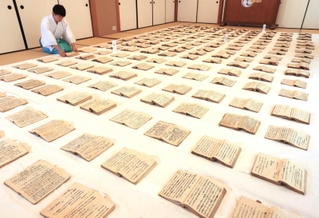虫干しされる「御社用日記」＝西宮市社家町