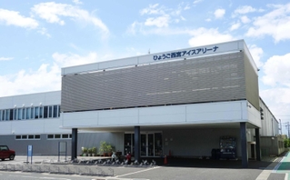 ひょうご西宮アイスアリーナの外観＝１２日午後、西宮市鳴尾浜１