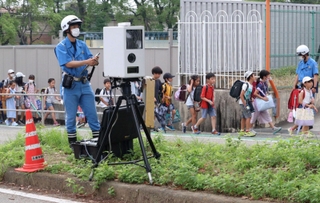 可搬式の取り締まり機を使う交通機動隊員ら＝西宮市上甲東園３