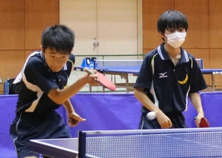 男子団体決勝ダブルスで熱戦を繰り広げる関西学院の野崎真逢さん（左）と頼田一惺さん＝芦屋市立体育館