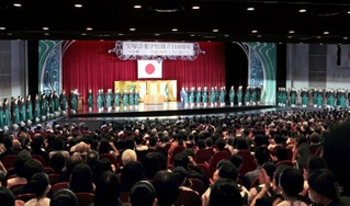 大勢の卒業生らが集まって開かれた創立１１０周年記念の式典＝宝塚市栄町１（撮影・小林良多）