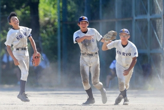 軟式野球決勝・甲陵－大庄。七回表、甲陵の澄川清志郎さん（右）が飛球を好捕し、ゲームセット＝宝塚市立スポーツセンター（撮影・吉田敦史）