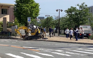 交差点でショベルカーが路上に放り出されたことも（読者提供、画像の一部を加工しています）