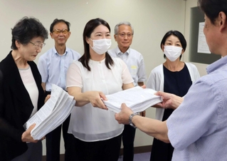 集めた署名と陳情書を提出する石村亜希子さん（左から３人目）ら＝神戸市中央区下山手通４、県民会館