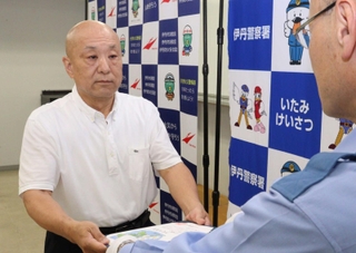 川で溺れていた女性を救助してのじぎく賞を受けた浜崎宗成さん＝伊丹市千僧１