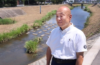 救助現場の天王寺川で当時の様子を話す浜崎宗成さん＝伊丹市池尻４
