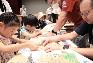 打ち水の前に開かれたイベントで絵が浮き出る「段ボール手紙」を作る子どもら＝尼崎市長洲中通１