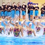見学に訪れた子どもらの前で、演技を披露するウクライナの選手たち＝尼崎市扇町、尼崎スポーツの森（撮影・吉田敦史）