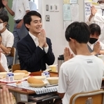 生徒と一緒に給食を食べる高島崚輔市長＝山手中学校