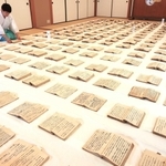 虫干しされる「御社用日記」＝西宮市社家町