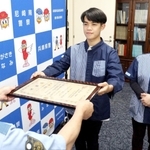 署長感謝状を受け取る山野賢さん（中央）と森川純子さん＝尼崎南署