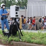 可搬式の取り締まり機を使う交通機動隊員ら＝西宮市上甲東園３