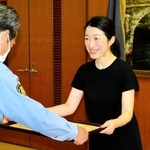 署長感謝状を手渡される西川由希枝さん＝宝塚市旭町１