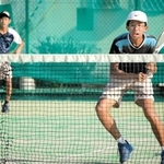 激しい攻防を繰り広げる精道の牧本和来さん、芹口敦紀さんペア＝伊丹スポーツセンター